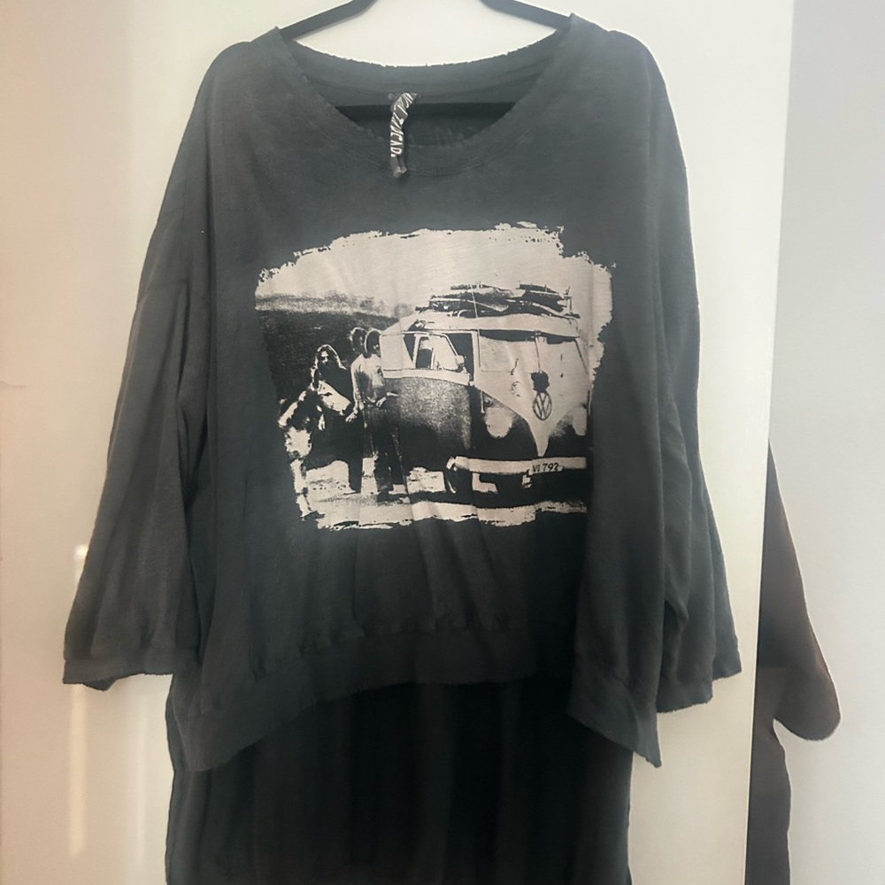 Black Magnolia Pearl Graphic bat wing sleeved